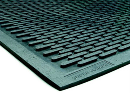 Molded tread cleats on a superscraper mat